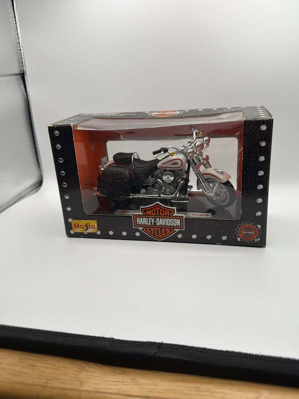 Maisto Harley-Davidson 1997 FLSTS Heritage Springer 1:18 Die-Cast Motorcycle